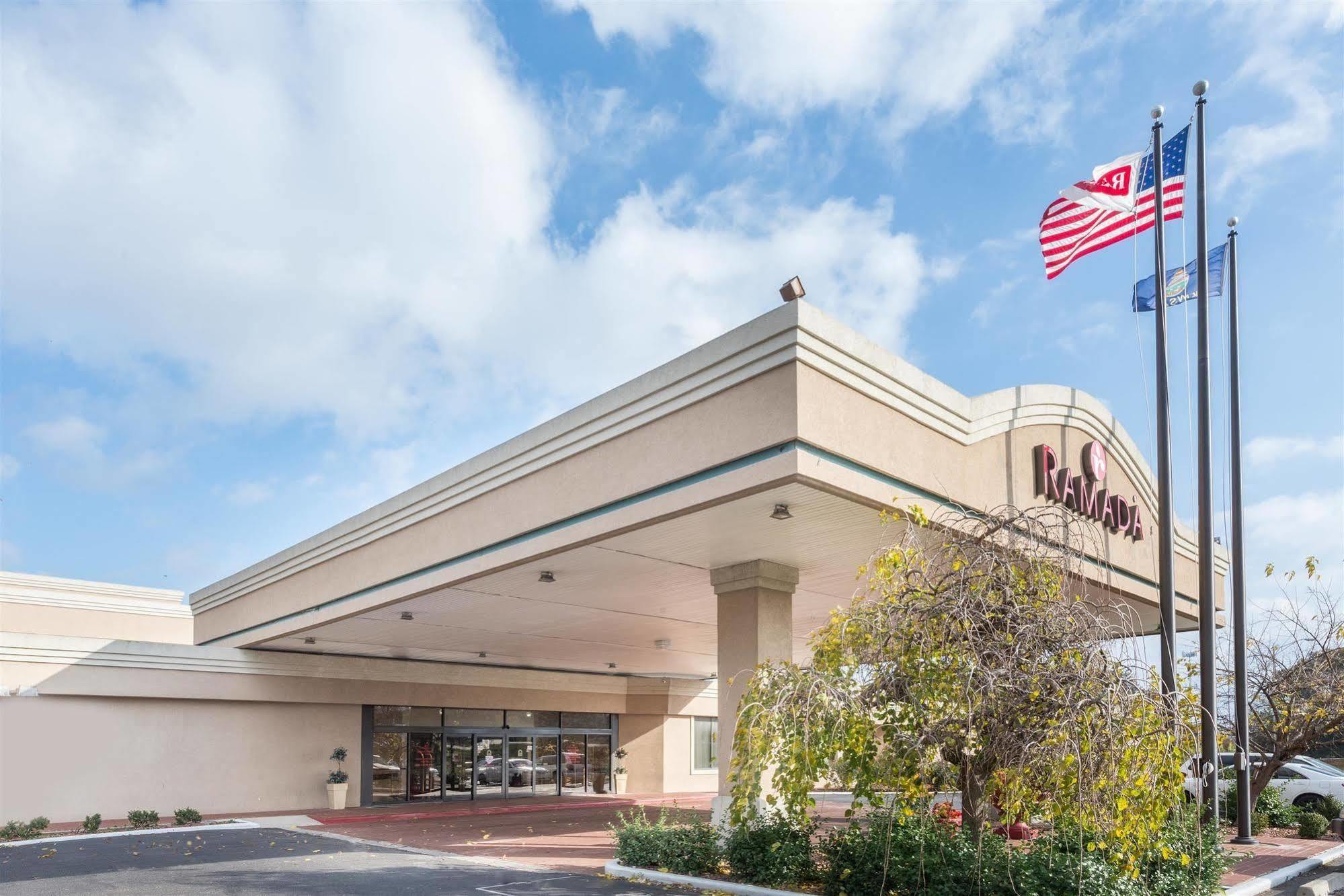 Ramada Overland Park Mission Buitenkant foto