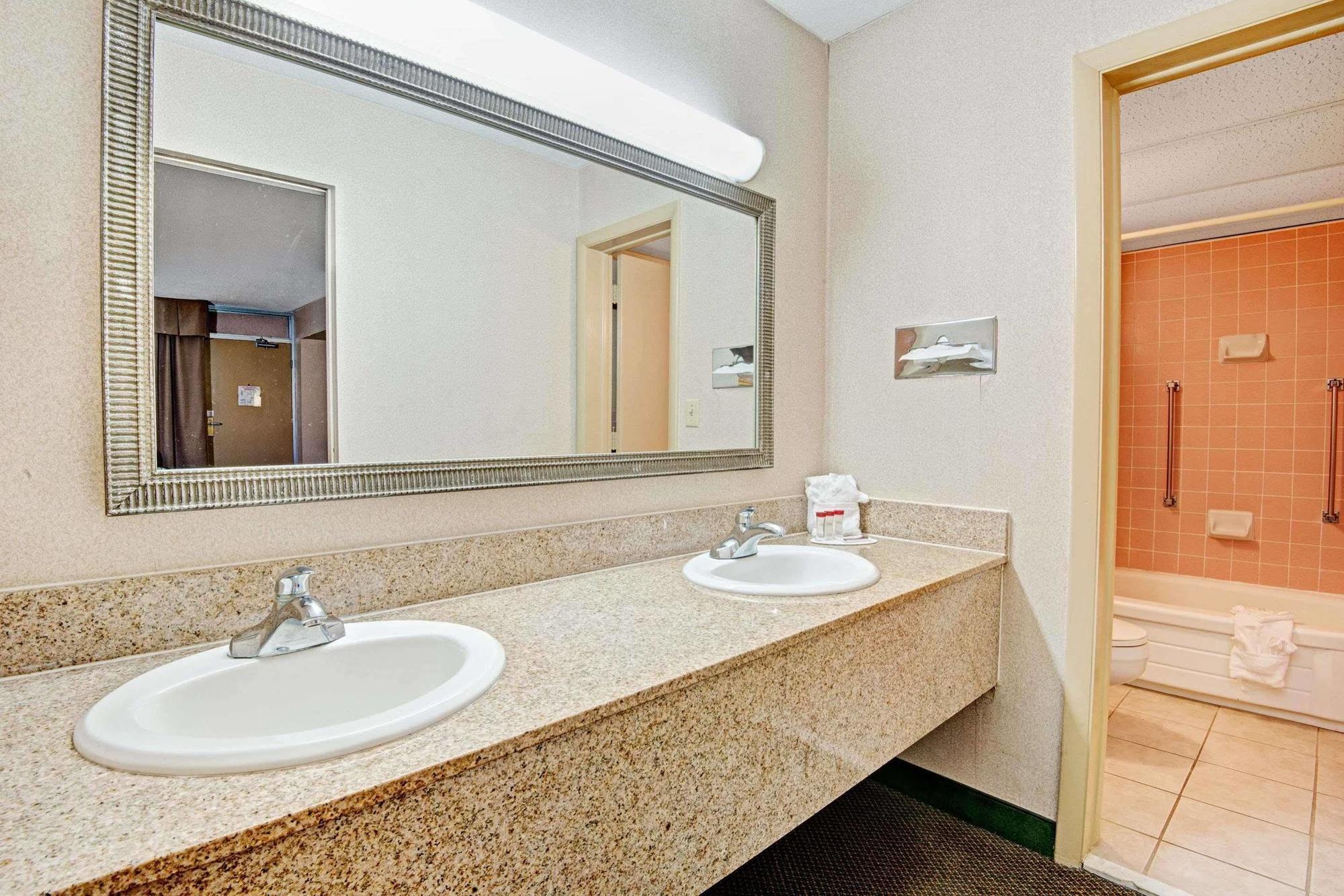 Ramada Overland Park Mission Buitenkant foto